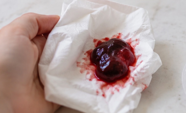 papel higienico con coágulo muy grande de sangre