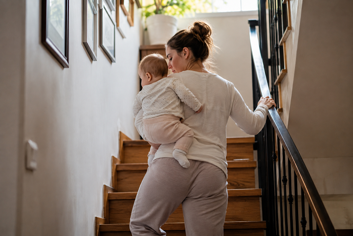 Madre con molestias abdominales al subir escaleras durante el postparto.