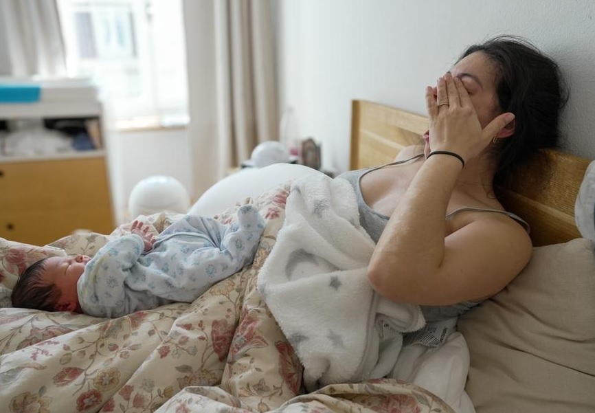 Madre preocupada durante la recuperación post parto por la cicatriz de los puntos